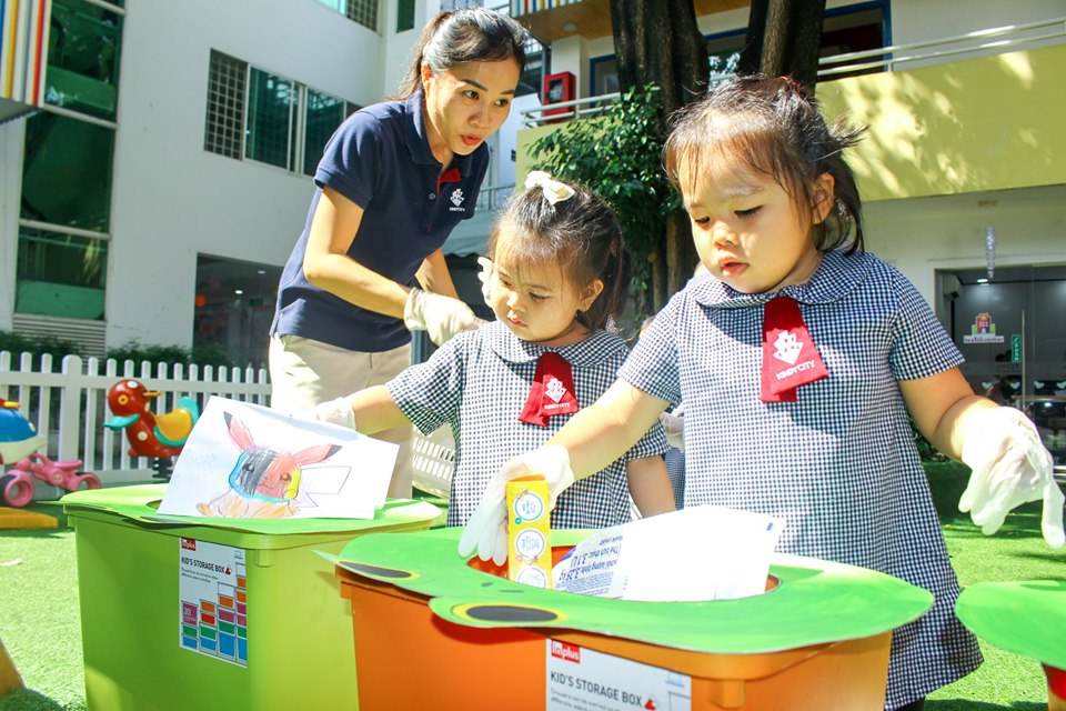 trẻ phân loại rác