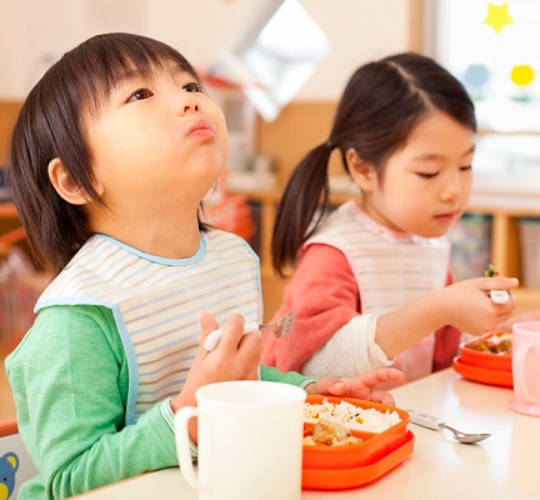 Cách trẻ em Nhật Bản tự lập trong bữa ăn