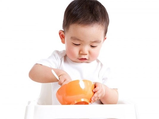 Dạy cho trẻ tự xúc ăn